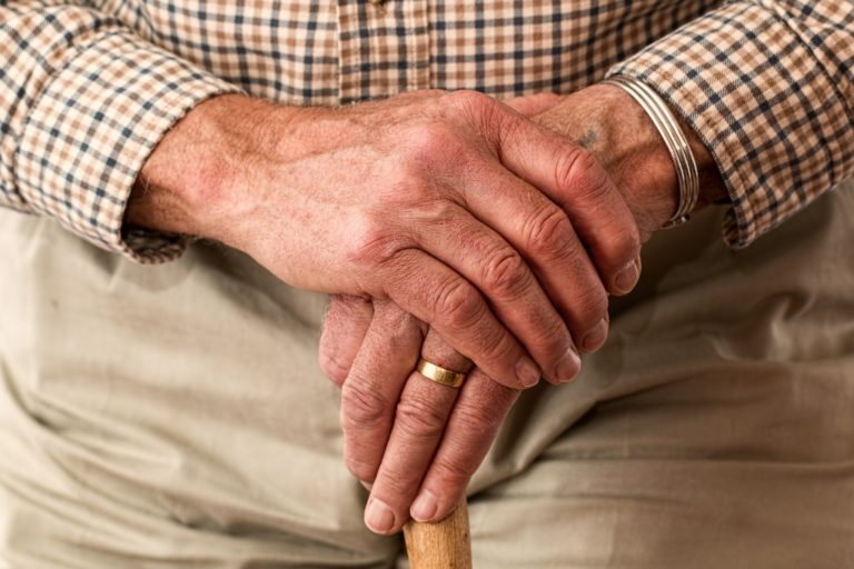 pension alder gammel hænder